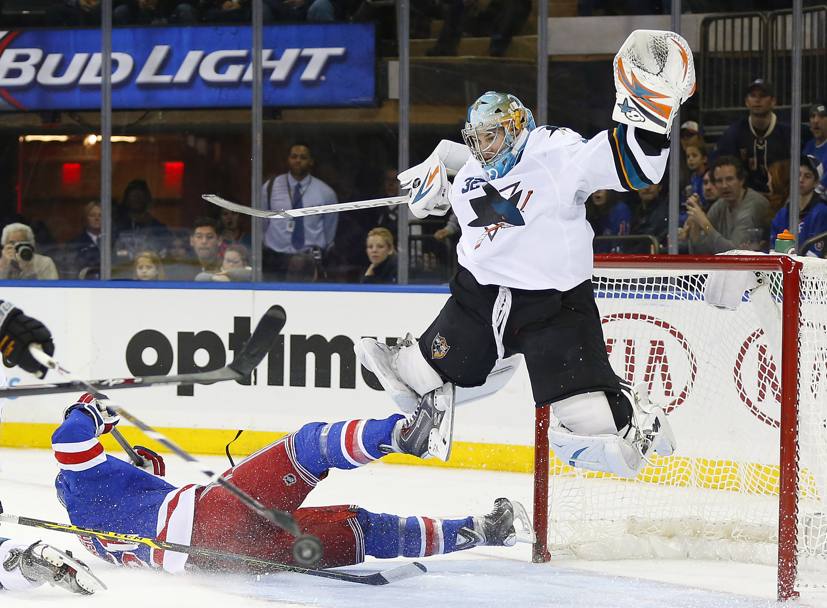 New York, spettacolari fasi di gioco durante la partita di hockey tra San Jose Sharks e New York Rangers (REUTERS)
